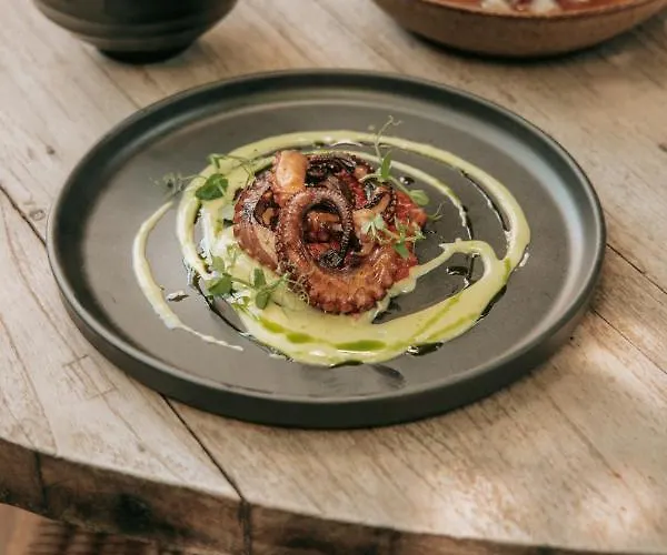 Cove Paros 5* Náusza